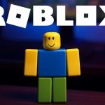 تیشرت روبلاکس با طرح فانتزی شخصیت Roblox در اتاق گیم